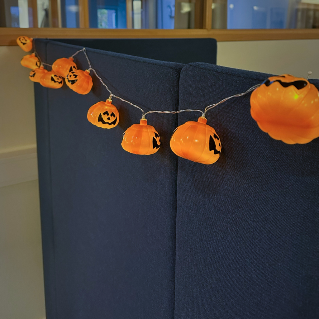 Ljusslingor i form av små pumpor.