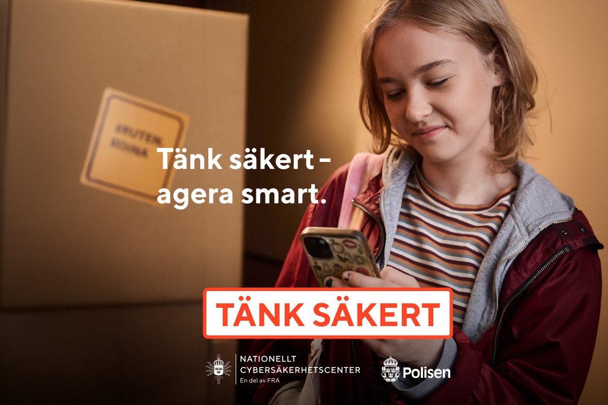 En tjej tittar ner i sin mobiltelefon.
